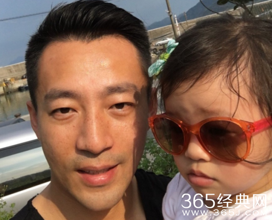 逛长城赏夕阳买甜点 汪小菲抱女儿北京一日游