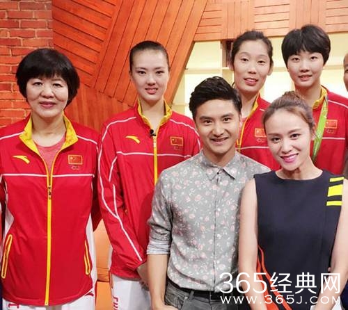 田亮携妻与中国女排合影 身高遭叶一茜调侃
