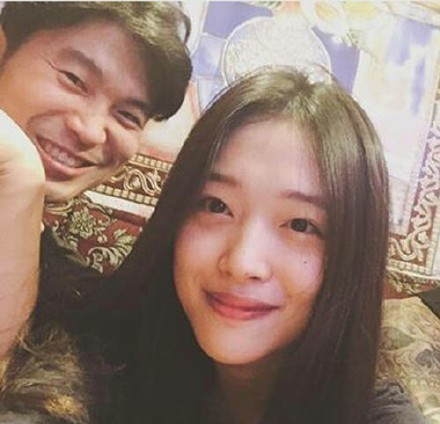 雪莉崔子日本街头约会 大方牵手深情对视