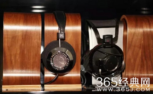 王思聪起居室曝光 堆满玩偶和限量版球鞋