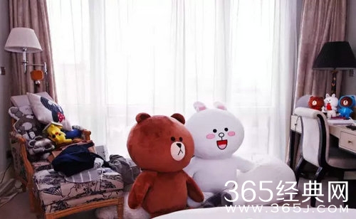 王思聪起居室曝光 堆满玩偶和限量版球鞋