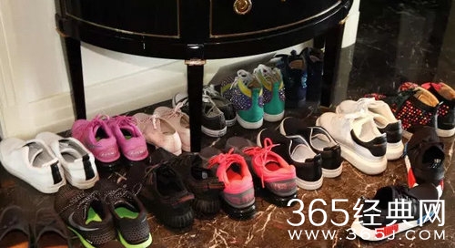 王思聪起居室曝光 堆满玩偶和限量版球鞋