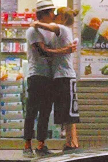 3年前搭上嫩模离婚 如今黄品源却与前妻街头热吻