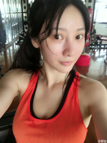 柳岩素颜性感出镜 化妆和素颜判若两人