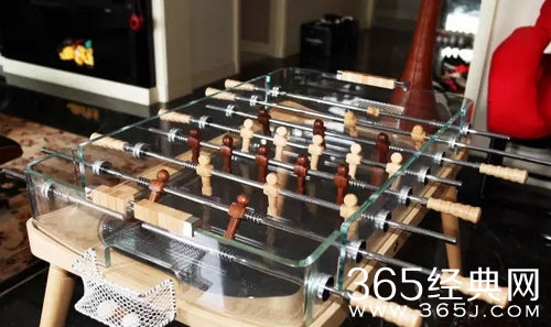 王思聪起居室曝光 堆满玩偶和限量版球鞋