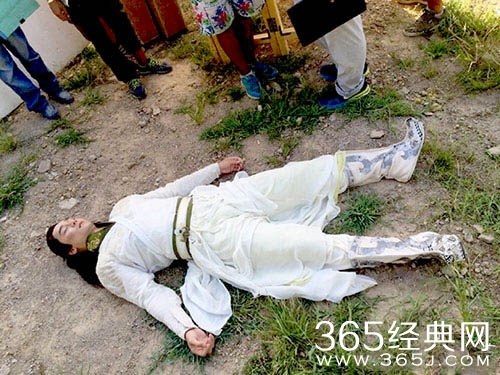 蒋劲夫酷暑拍古装 自创招式“横店躺”