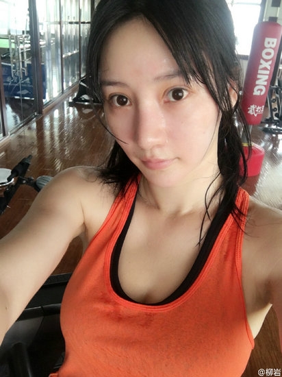 柳岩素颜性感出镜 化妆和素颜判若两人