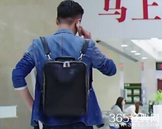 结婚为什么任重演的大虾背的包是什么牌子