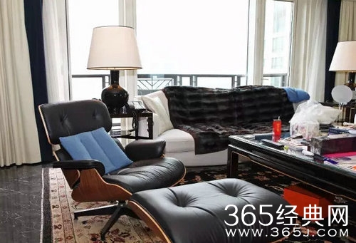 王思聪起居室曝光 堆满玩偶和限量版球鞋