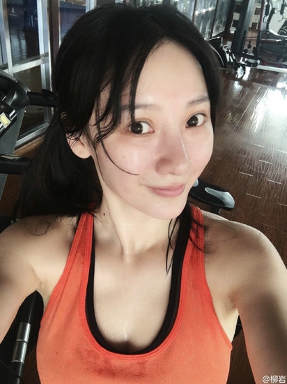 柳岩素颜性感出镜 化妆和素颜判若两人