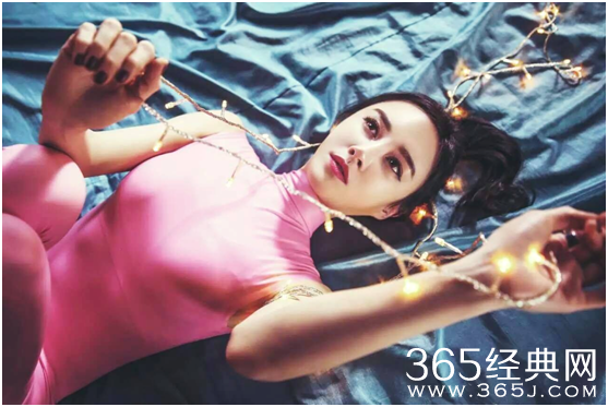 穿还是没穿？韩国美女天团Sixbomb直播引爆眼球