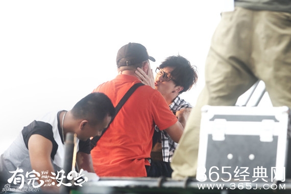 辣眼睛！范伟再演喜剧 遭薛之谦“强吻”