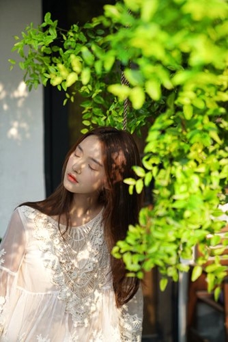 林允秋日写真曝光 清新灵动诠释随性文艺风