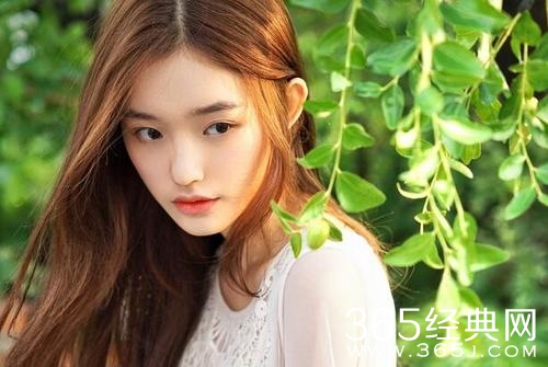 林允秋日写真曝光 清新灵动诠释随性文艺风