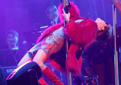 李宇春跳钢管舞 禁欲脸大长腿帅气“撩”人