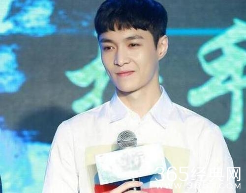 黄牛粉丝夜堵房门 张艺兴方斥恶劣追私现象