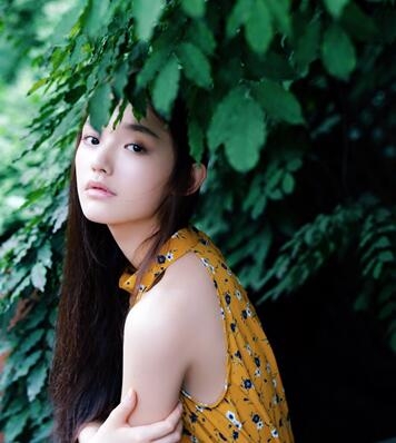 林允秋日写真曝光 清新灵动诠释随性文艺风