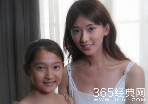 关晓彤合影过半个娱乐圈 最后一个居然认不出