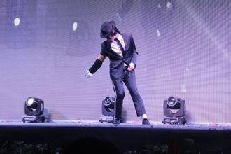 网红杰克逊车顶跳太空漫步 惹怒醉汉被暴打