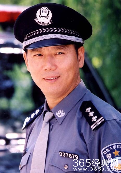 老戏骨李成儒谈圈内怪象：年轻人过早红没好处