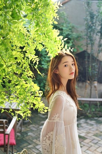 林允秋日写真曝光 清新灵动诠释随性文艺风