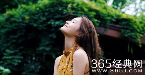 林允秋日写真曝光 清新灵动诠释随性文艺风