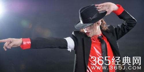 网红杰克逊车顶跳太空漫步 惹怒醉汉被暴打