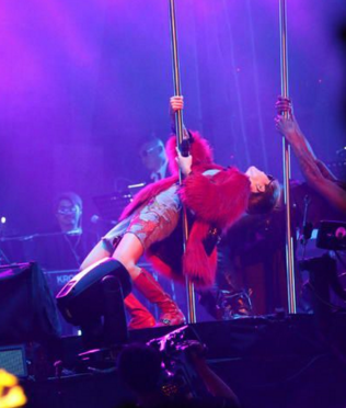 李宇春跳钢管舞 禁欲脸大长腿帅气“撩”人