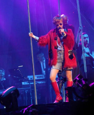 李宇春跳钢管舞 禁欲脸大长腿帅气“撩”人