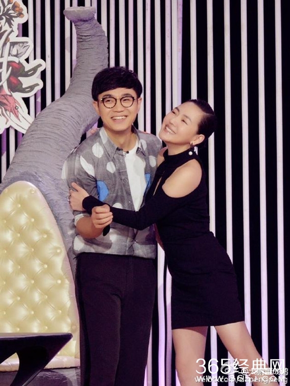 大鹏被小S贴身揩油 满脸幸福故作扭捏