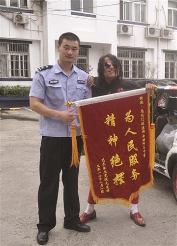 网红杰克逊车顶跳太空漫步 惹怒醉汉被暴打