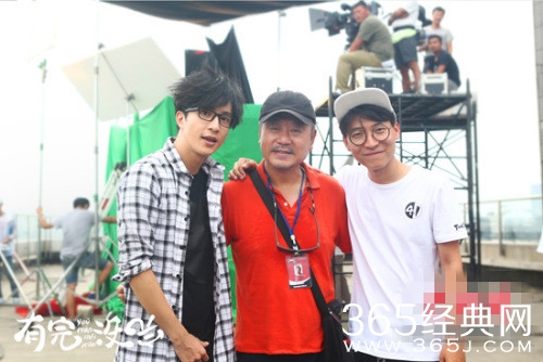 薛之谦克服恐高症拍跳楼戏 称与范伟合作压力大