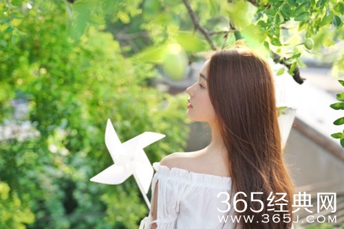 林允秋日写真曝光 清新灵动诠释随性文艺风