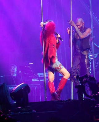 李宇春跳钢管舞 禁欲脸大长腿帅气“撩”人