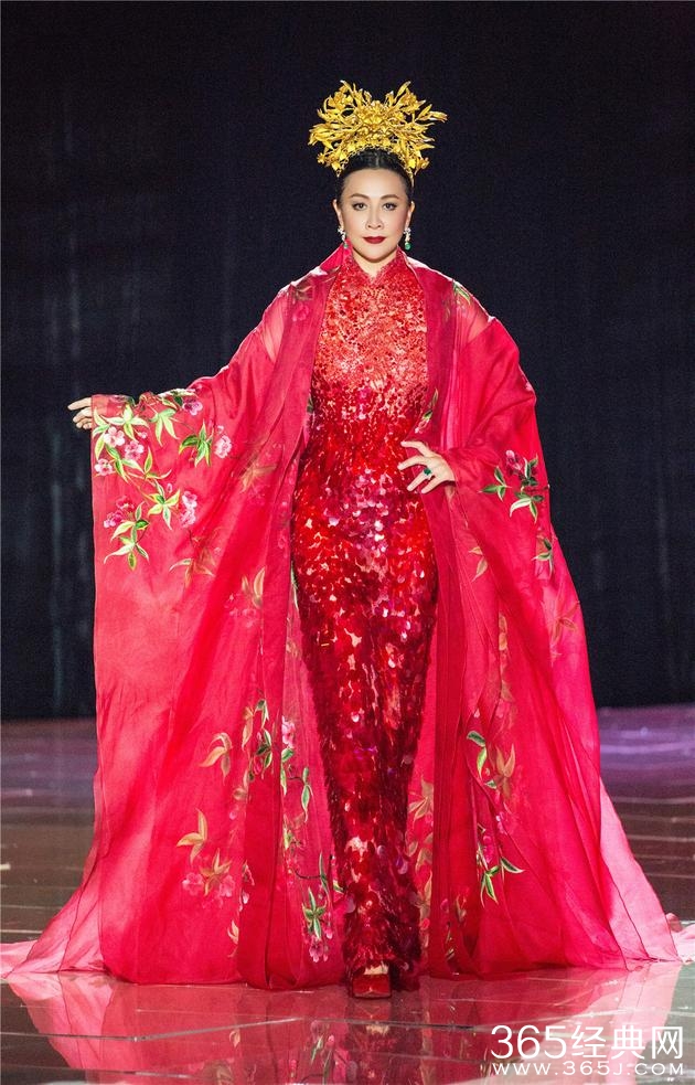 《我们来了》刘嘉玲穿嫁衣走秀 气场似女王