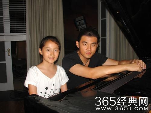 关晓彤合影过半个娱乐圈 最后一个居然认不出