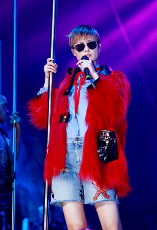 李宇春跳钢管舞 禁欲脸大长腿帅气“撩”人