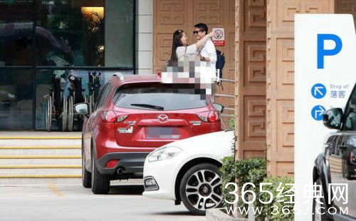 槿汐姑姑孙茜疑有喜 医院门口与老公幸福相拥