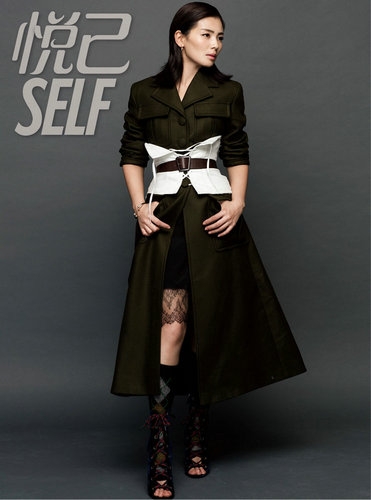 御姐刘涛登双刊封面 妆容精致冷艳迷人