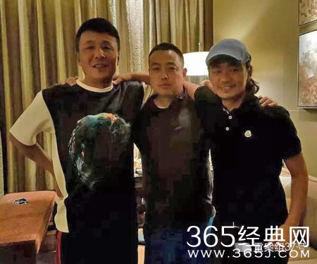 王宝强近照曝光 与刘国梁搭肩露齿笑