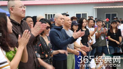 霍建华婚后新剧开拍 光头新造型亮相