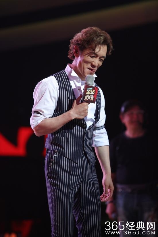 《新歌声》李咏口播英文频频卡壳说错词