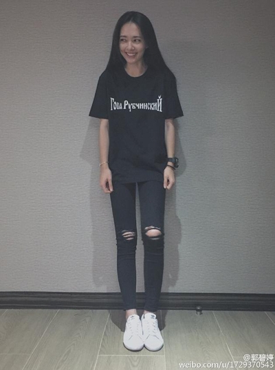 郭碧婷生病晒照求安慰 身材纤瘦肤色发白