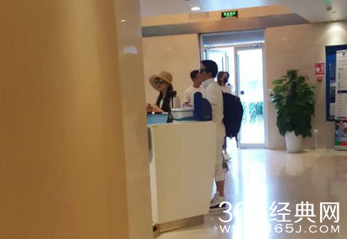 槿汐姑姑孙茜疑有喜 医院门口与老公幸福相拥