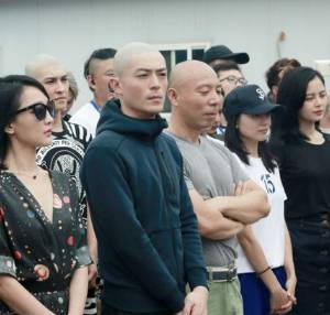 霍建华婚后新剧开拍 光头新造型亮相
