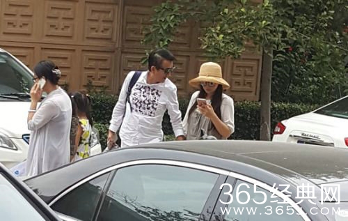 槿汐姑姑孙茜疑有喜 医院门口与老公幸福相拥