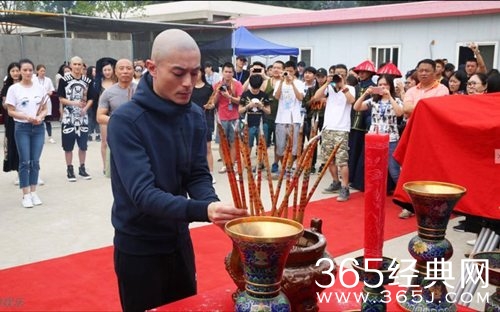 霍建华婚后新剧开拍 光头新造型亮相