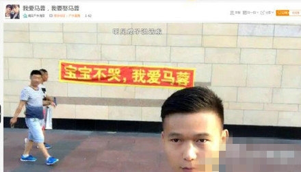 男子大街直播表白马蓉 遭路人围殴揍到满脸血