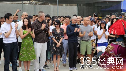 霍建华婚后新剧开拍 光头新造型亮相