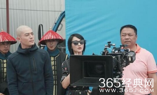 霍建华婚后新剧开拍 光头新造型亮相